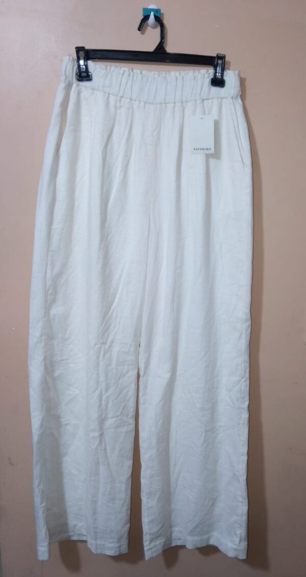 Pantalón Unicolor Con Pretina Resortada En Posterior, Bolsillos Laterales Y Ribetes Traseros