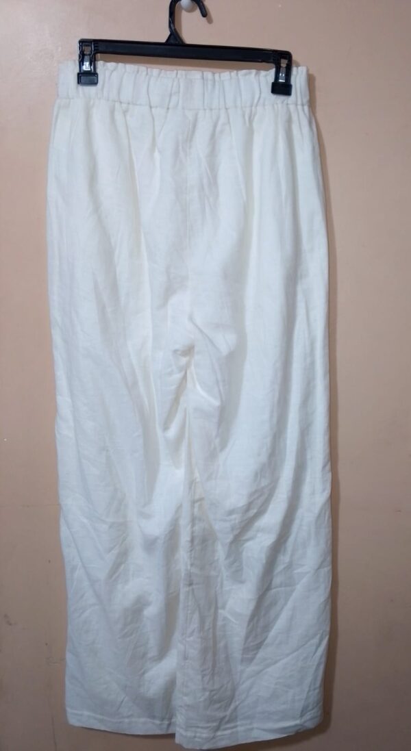 Pantalón Unicolor Con Pretina Resortada En Posterior, Bolsillos Laterales Y Ribetes Traseros