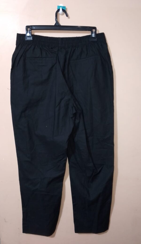 Pantalón Unicolor Con Pretina Resortada En Posterior, Bolsillos Laterales Y Ribetes Traseros