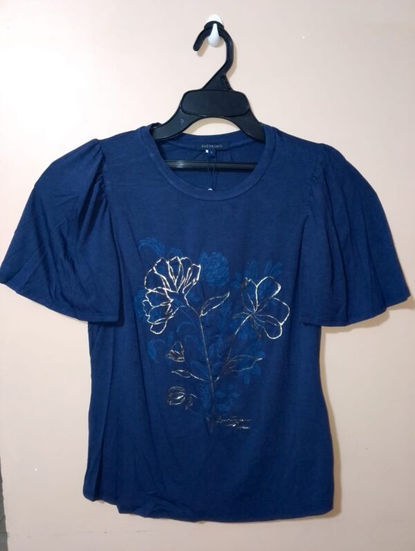 Camiseta con estampado en pecho