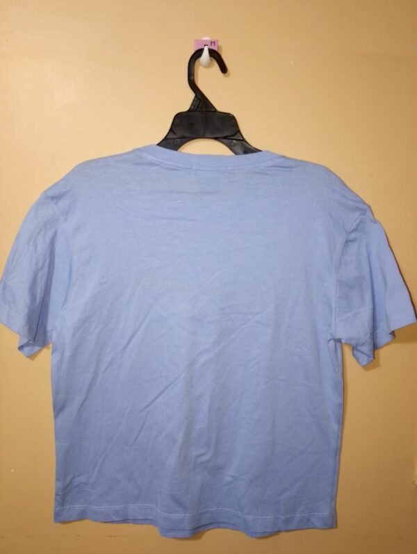 Camiseta manga corta con bordado en pecho