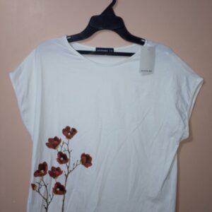 Camiseta manga corta con rosas