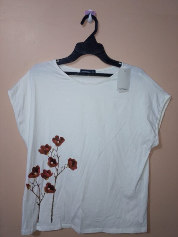 Camiseta manga corta con rosas