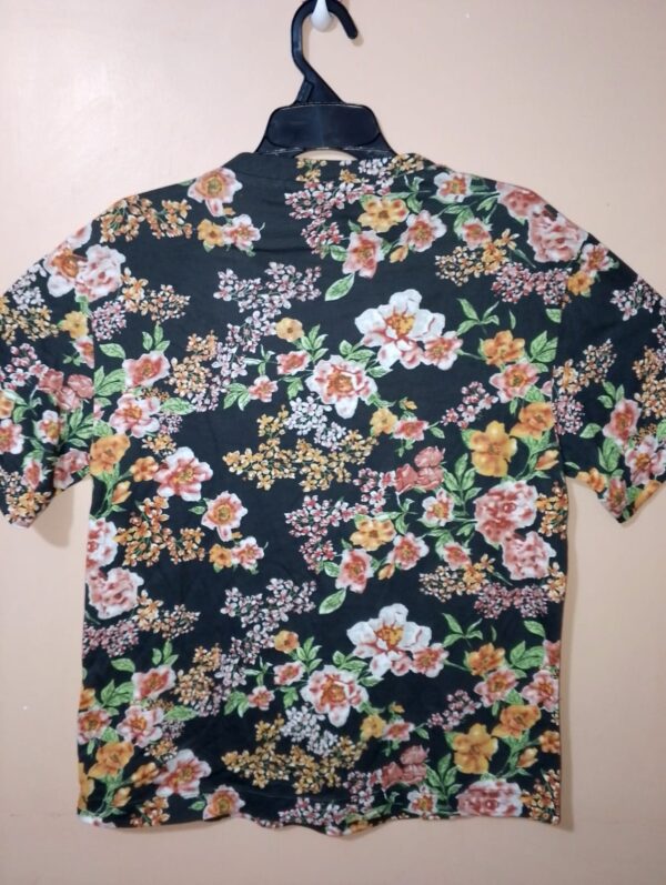 Camiseta con estampado flores