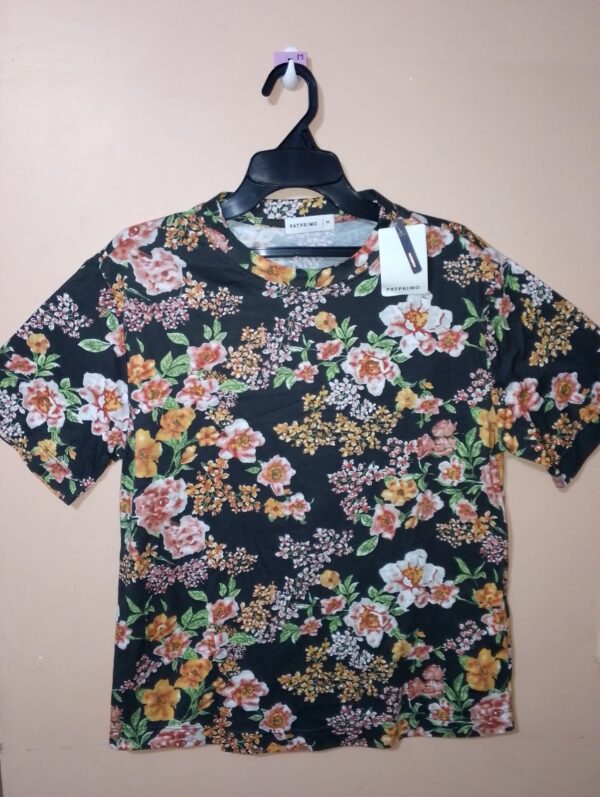 Camiseta con estampado flores