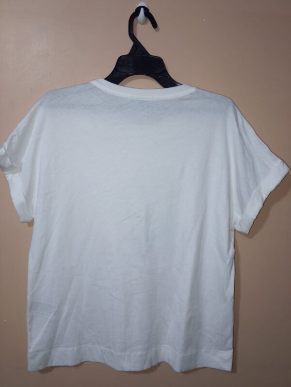 Camiseta con estampado en pecho