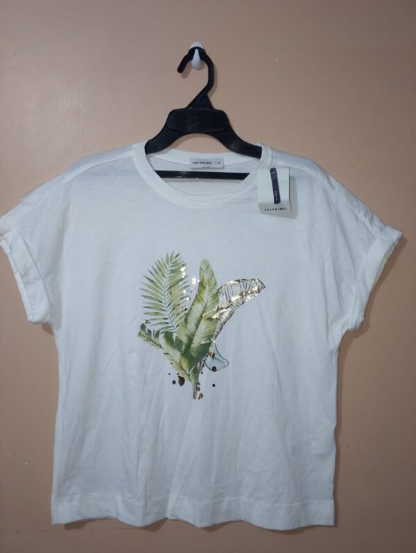 Camiseta con estampado en pecho
