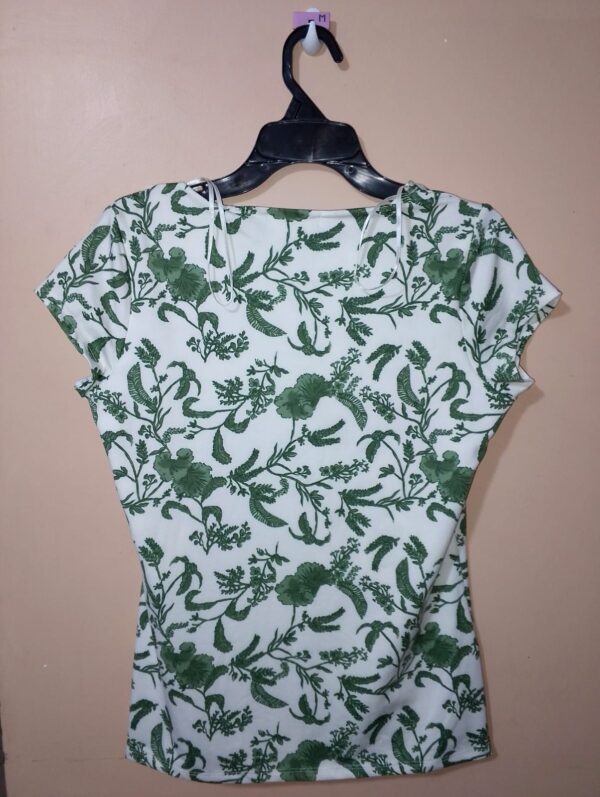 Camiseta con estampado botánico