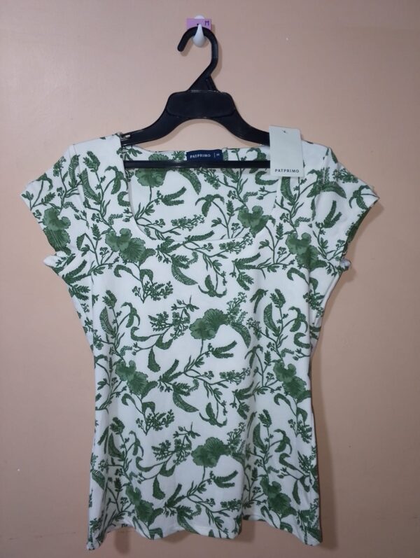 Camiseta con estampado botánico