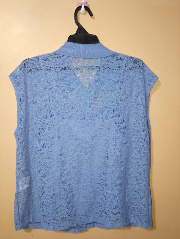 Polo para mujer en encaje, cuello y pechera en rib, manga sisa, silueta regular, con top interna