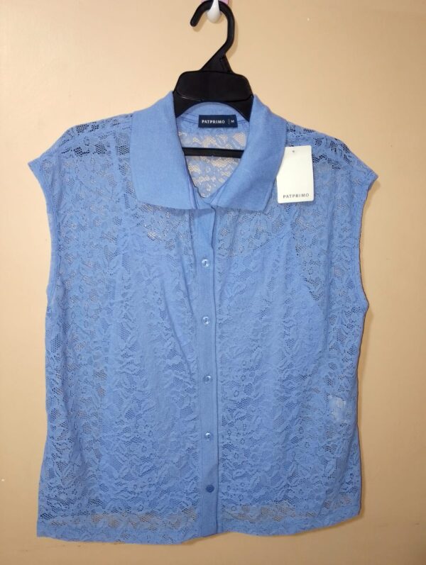 Polo para mujer en encaje, cuello y pechera en rib, manga sisa, silueta regular, con top interna