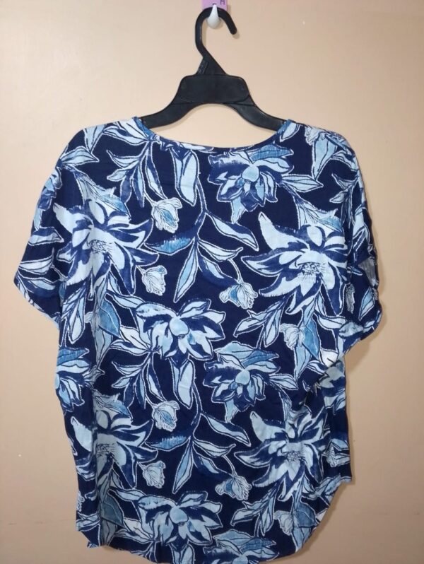 blusa de mujer manga corta con estampado flores