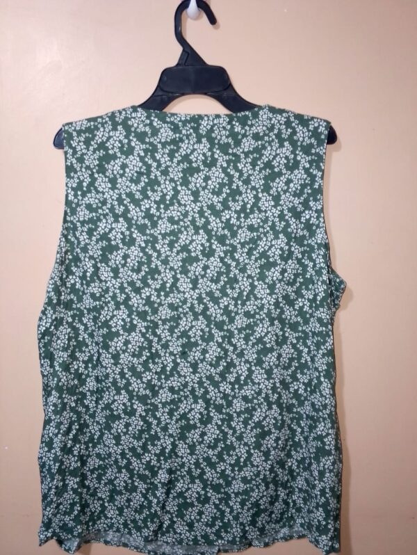 Blusa para mujer, manga sisa, hombros descubiertos, escote redondo con cut out en el centro