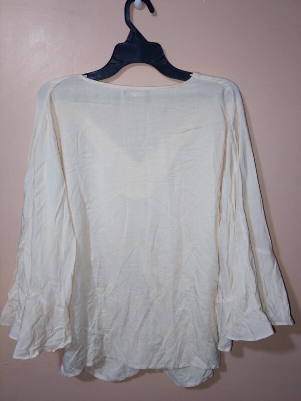Camiseta para mujer, cuello en v, manga 3/4, con anudado en el centro, textura lisa