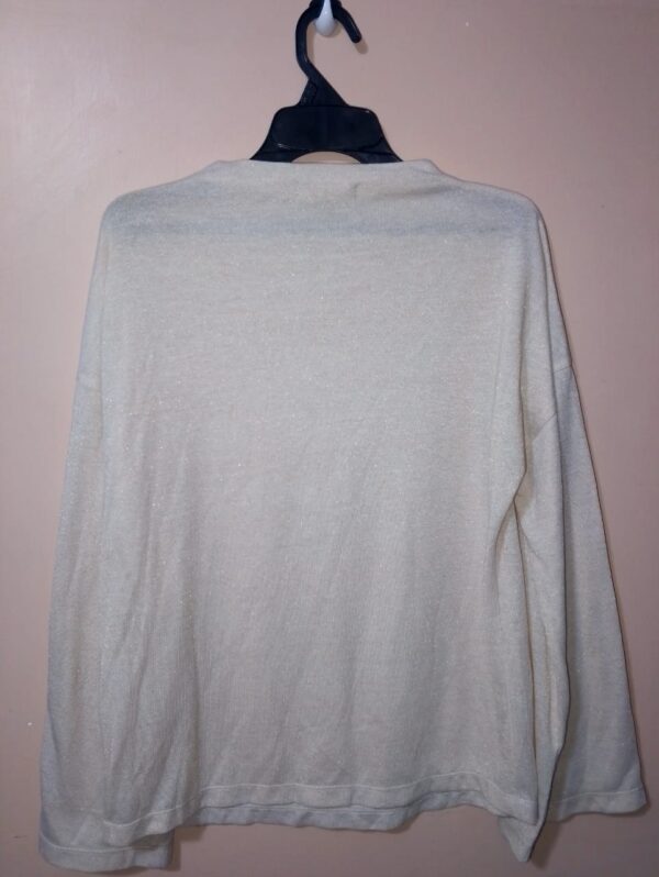 Camiseta tejida para mujer cuello alto, manga campana, detalle de hilos con brillos, silueta cómoda