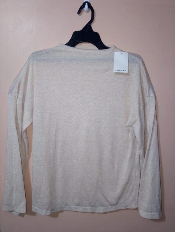 Camiseta tejida para mujer cuello alto, manga campana, detalle de hilos con brillos, silueta cómoda