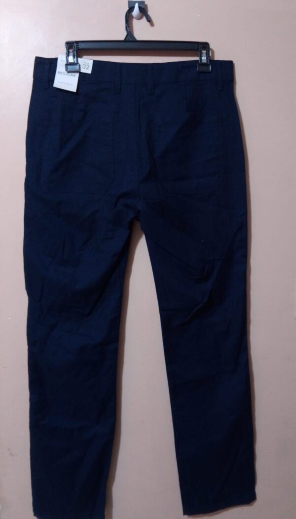 Pantalón Unicolor Con Bolsillos Parche Regular Fit
