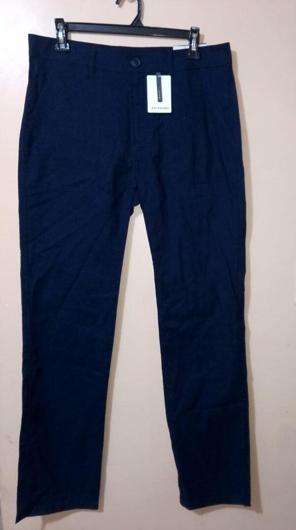 Pantalón Unicolor Con Bolsillos Parche Regular Fit