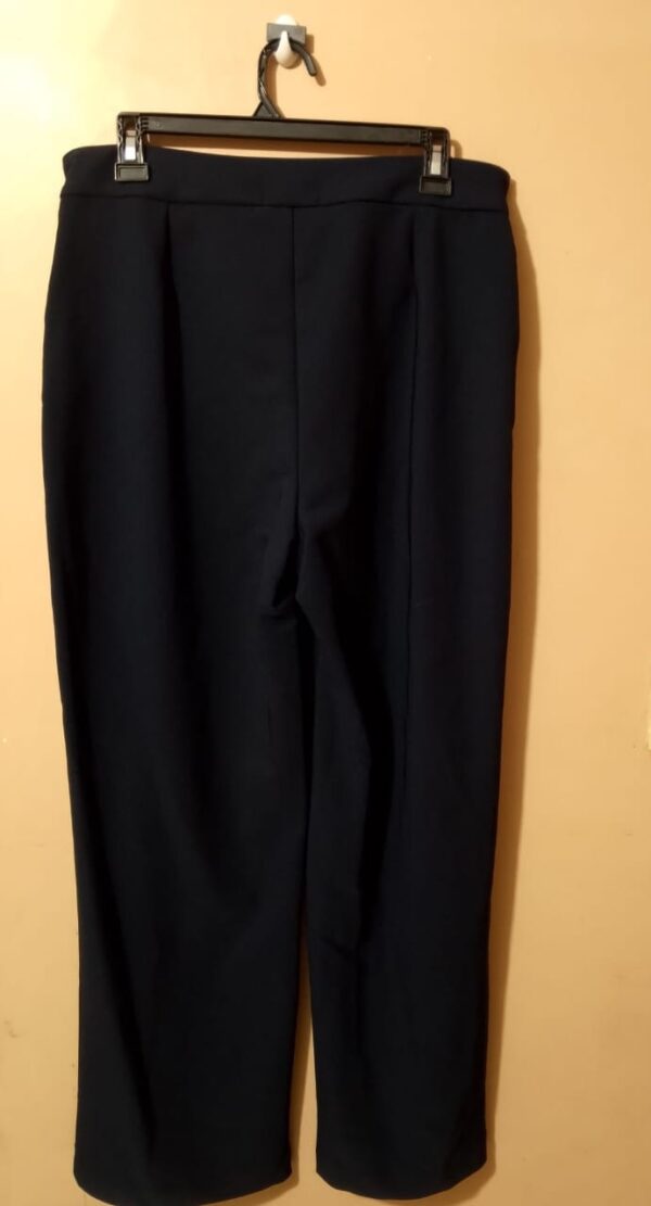 Pantalón unicolor con bolsillos diagonales laterales y botones