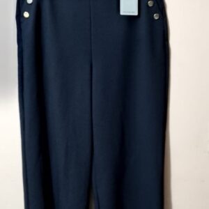 Pantalón unicolor con bolsillos diagonales laterales y botones