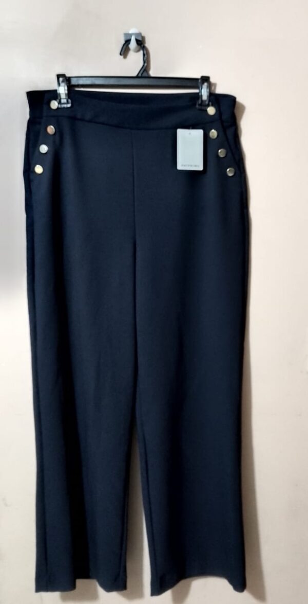 Pantalón unicolor con bolsillos diagonales laterales y botones