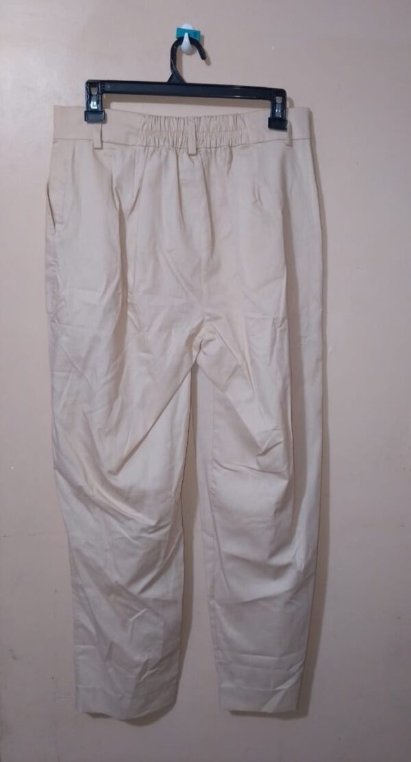 Pantalón unicolor recto pretina resortada en posterior