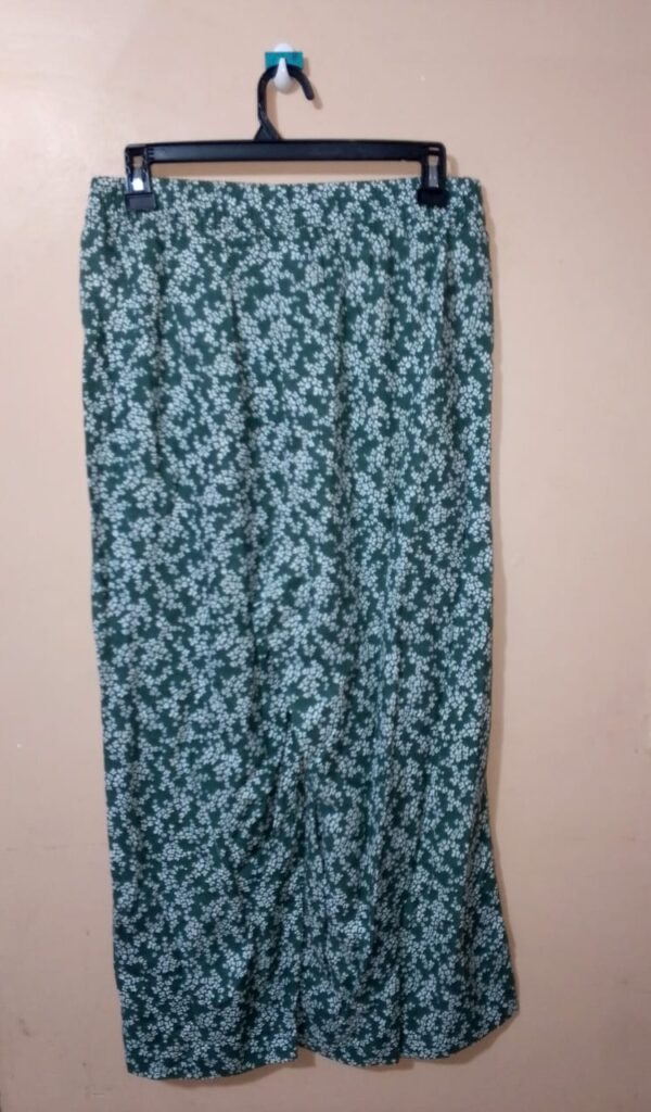 Pantalón estampado moda, resortado con bolsillos digonales. Confeccionado en materiales como Viscosa