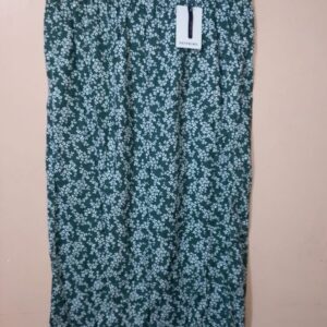 Pantalón estampado moda, resortado con bolsillos digonales. Confeccionado en materiales como Viscosa