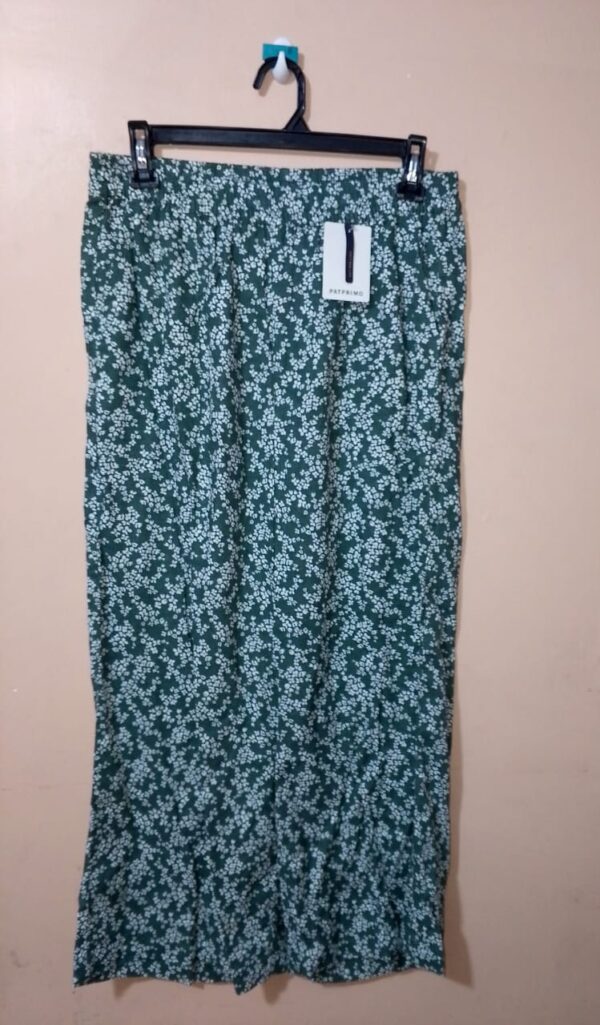 Pantalón estampado moda, resortado con bolsillos digonales. Confeccionado en materiales como Viscosa