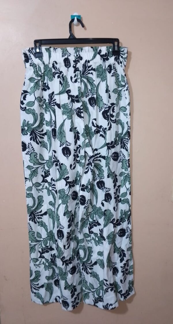 Pantalón Estampado Tipo Paper Bag Con Bota Amplia, Bolsillos Laterales Y Cinturón Para Anudar