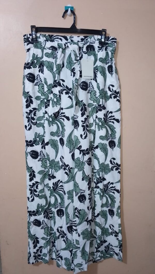 Pantalón Estampado Tipo Paper Bag Con Bota Amplia, Bolsillos Laterales Y Cinturón Para Anudar