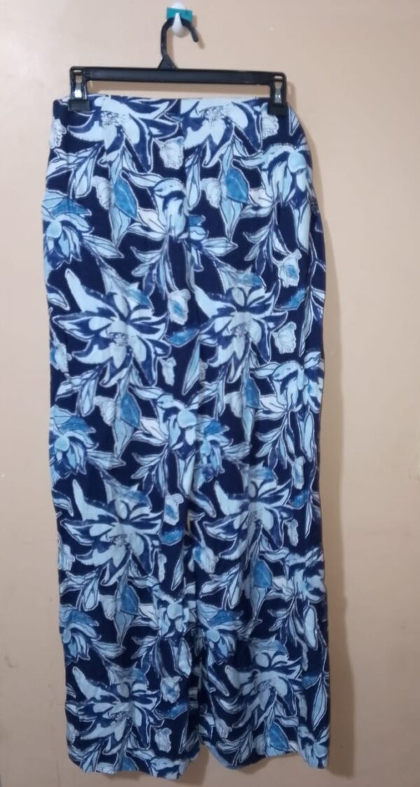 Pantalón amplio, estampado para mujer. Confeccionado en materiales como Viscosa