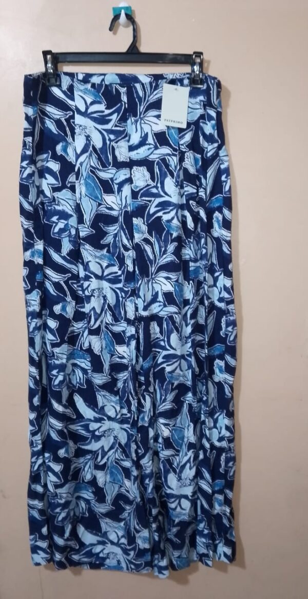 Pantalón amplio, estampado para mujer. Confeccionado en materiales como Viscosa