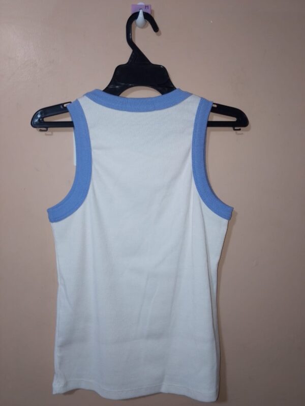 Camiseta para mujer, cuello redondo, manga sisa, silueta ajustada, textura acanalada