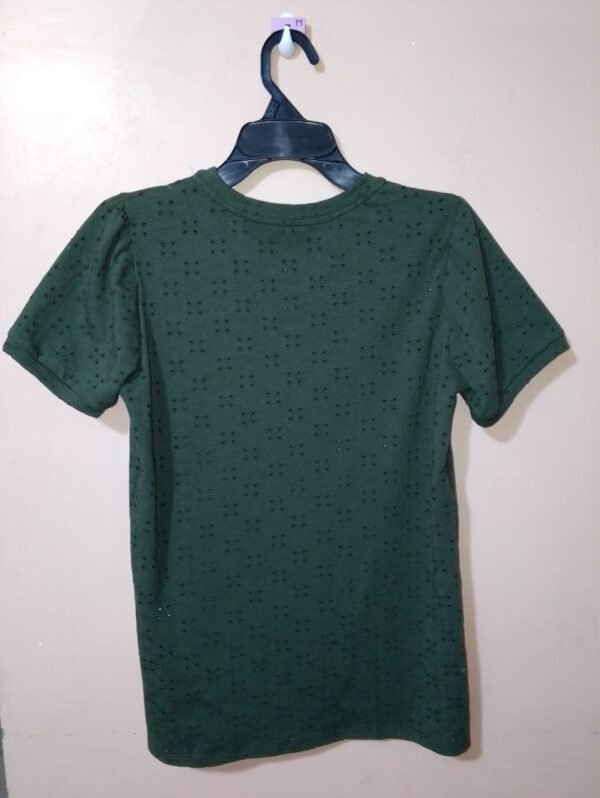 Camiseta para mujer, cuello redondo, manga corta, silueta ajustada, textura perforada, cuello y mangas tono a tono