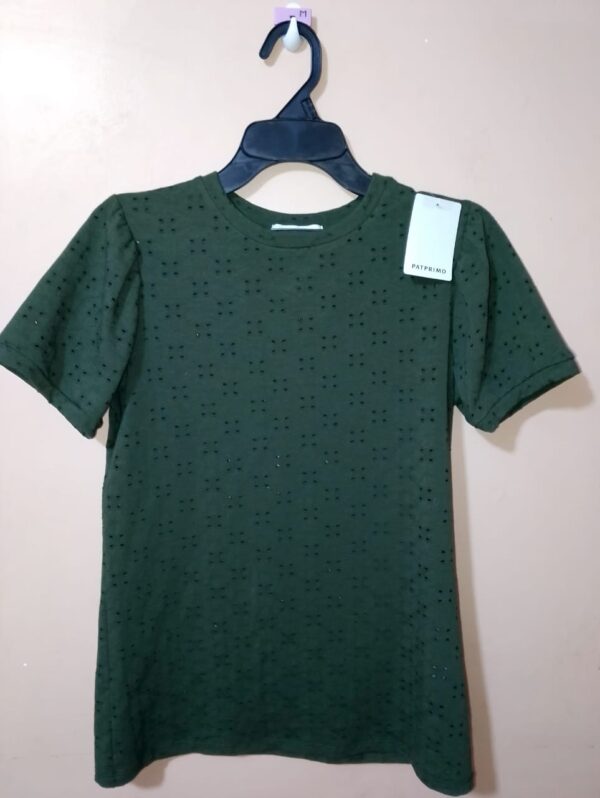 Camiseta para mujer, cuello redondo, manga corta, silueta ajustada, textura perforada, cuello y mangas tono a tono