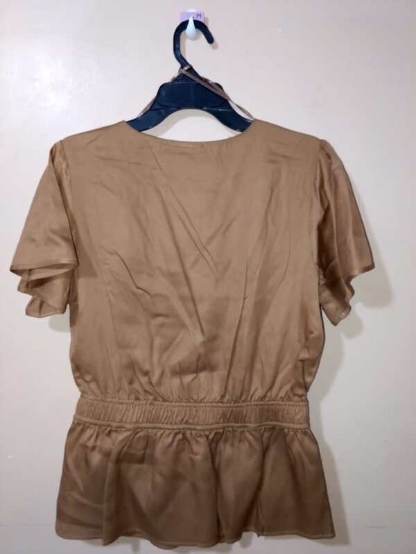 Blusa para mujer, escote en v, manga corta tipo acampanada, textura lisa, silueta fluida