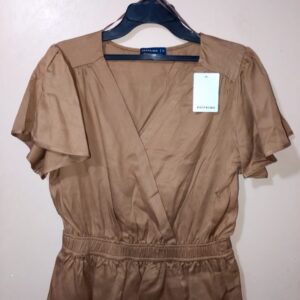 Blusa para mujer, escote en v, manga corta tipo acampanada, textura lisa, silueta fluida