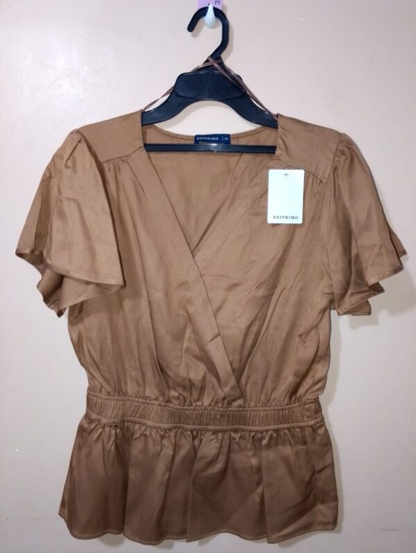 Blusa para mujer, escote en v, manga corta tipo acampanada, textura lisa, silueta fluida