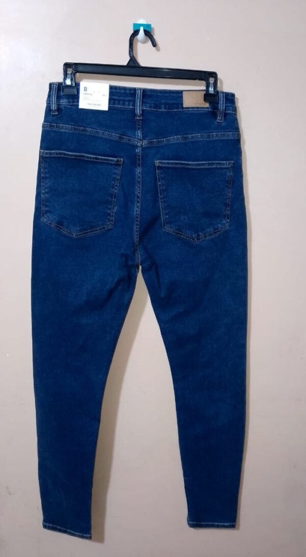 Jean para mujer tipo skinny, tono azul oscuro, silueta ajustada