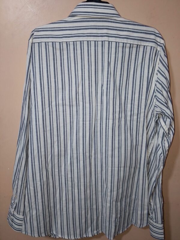 Camisa para hombre, cuello camisero, manga larga, con bolsillo parche, textura lisa, silueta regular