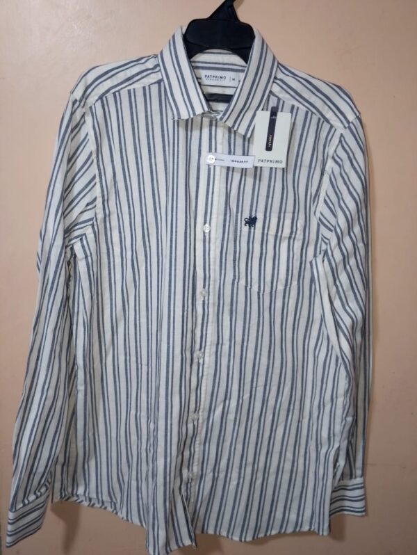 Camisa para hombre, cuello camisero, manga larga, con bolsillo parche, textura lisa, silueta regular