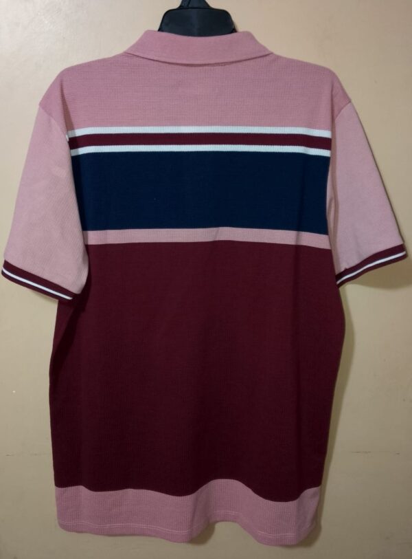 Polo para hombre, cuello tejido, manga corta, silueta regular, con bolsillo parche, estructura con bloques de colores en tonos que se combinan