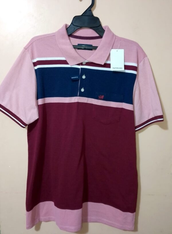Polo para hombre, cuello tejido, manga corta, silueta regular, con bolsillo parche, estructura con bloques de colores en tonos que se combinan