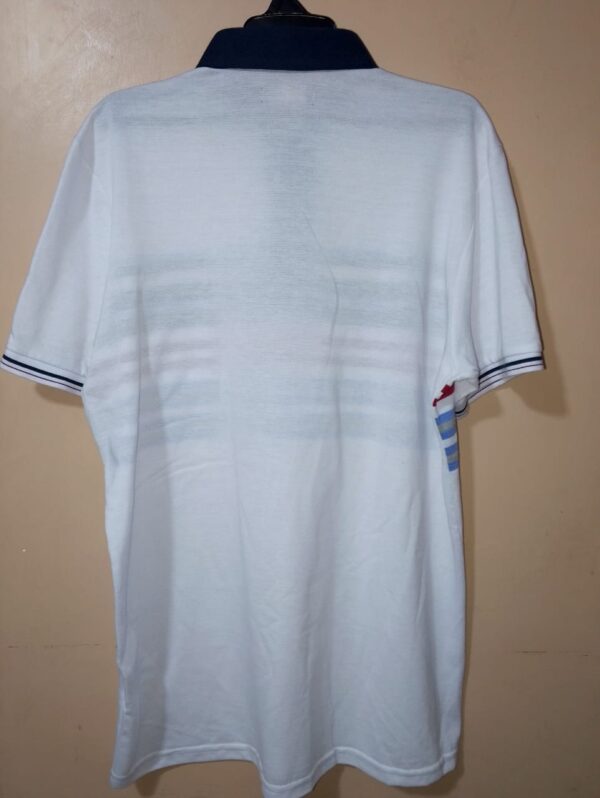 Polo para hombre, cuello maquina, manga corta, silueta regular, bolsillo de parche, diseño con franjas en tonos que se combinan