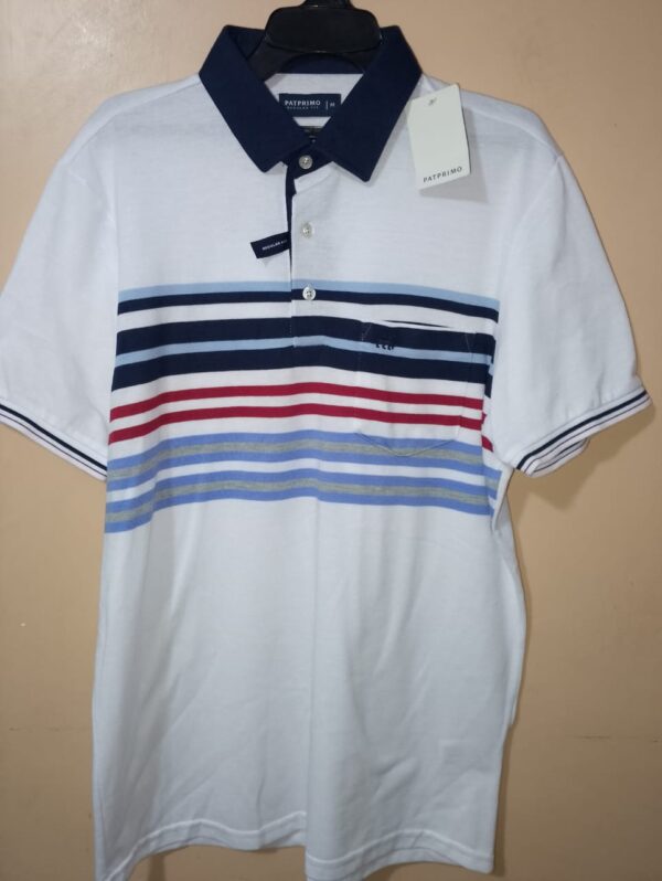 Polo para hombre, cuello maquina, manga corta, silueta regular, bolsillo de parche, diseño con franjas en tonos que se combinan