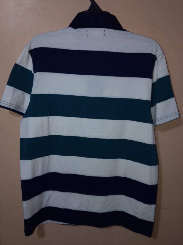 Polo para hombre, cuello maquina, manga corta, silueta slim, con bolsillo parche, estructura con bloques de colores