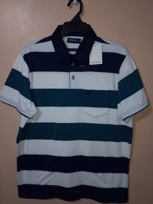 Polo para hombre, cuello maquina, manga corta, silueta slim, con bolsillo parche, estructura con bloques de colores