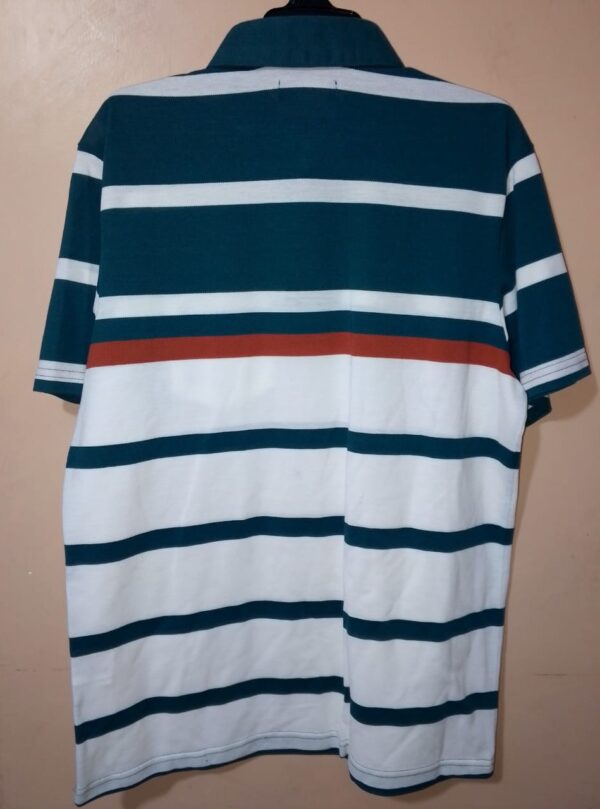 Polo para hombre, cuello maquina, manga corta, silueta regular, con bolsillo parche, estructura con bloques de colores en tonos que se combinan