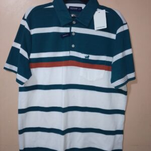 Polo para hombre, cuello maquina, manga corta, silueta regular, con bolsillo parche, estructura con bloques de colores en tonos que se combinan